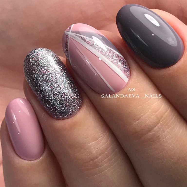 Рожевий манікюр з геометричними сріблястими лініями та блиском