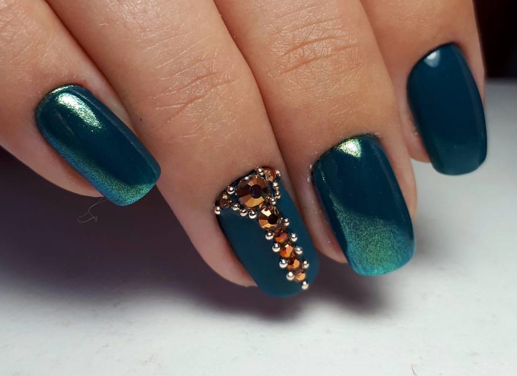 Зелений манікюр із золотими акцентами та блискучими стразами