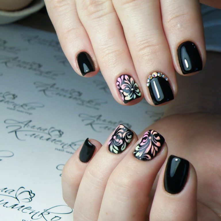 Чорний манікюр з яскравим квітковим розписом та стразами