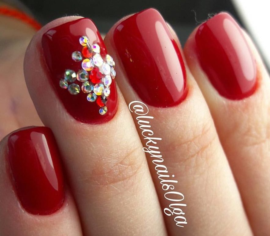 Червоний манікюр зі сріблястими стразами – блискучий дизайн