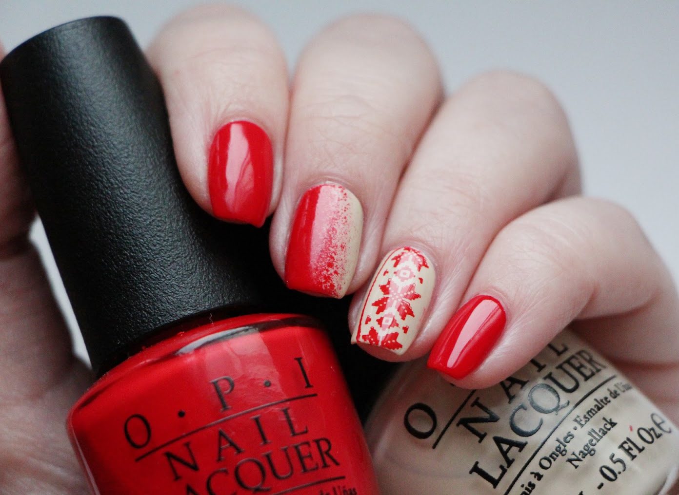 Червоно-бежевий манікюр: геометричний дизайн для зимових свят