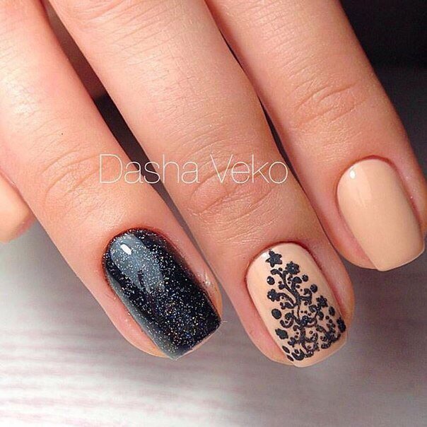 Квітковий бежевий манікюр з чорними візерунками та блискітками
