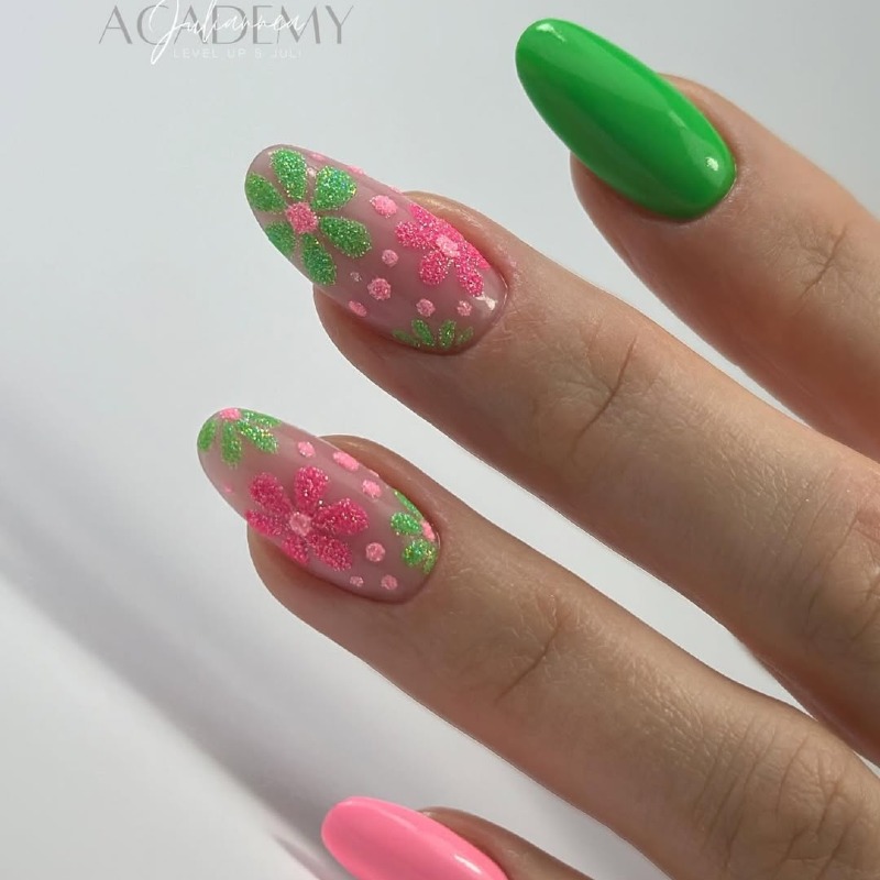 Просунутий рожево-зелений манікюр: квітковий розпис з блискітками на мигдалі