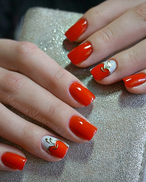 Манікюр для вечірки: Червоні квадратні нігті з білим розписом та золотим блиском