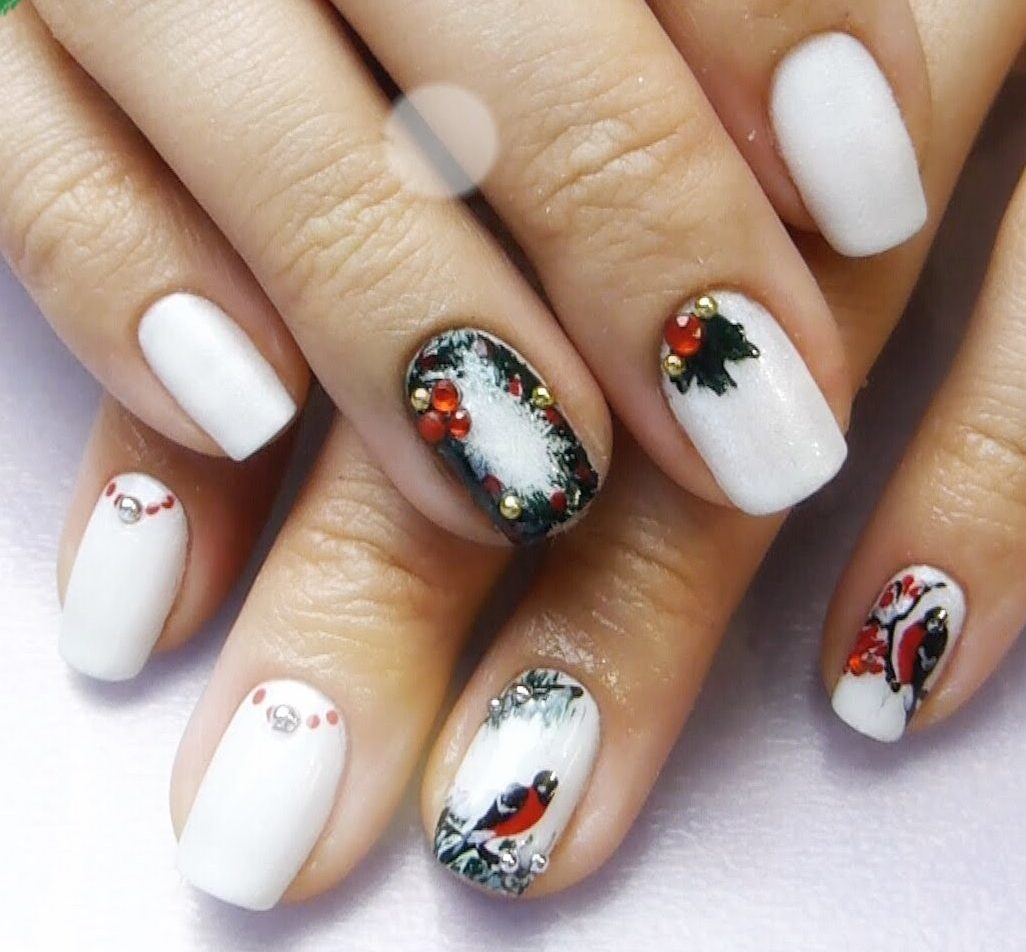 Зимовий 3D-манікюр: Ручний розпис та стрази на овальних нігтях до свят
