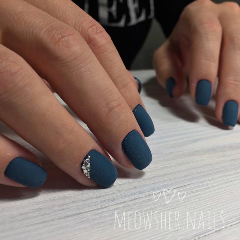 Матовий синій манікюр зі сріблястими стразами на квадратних нігтях