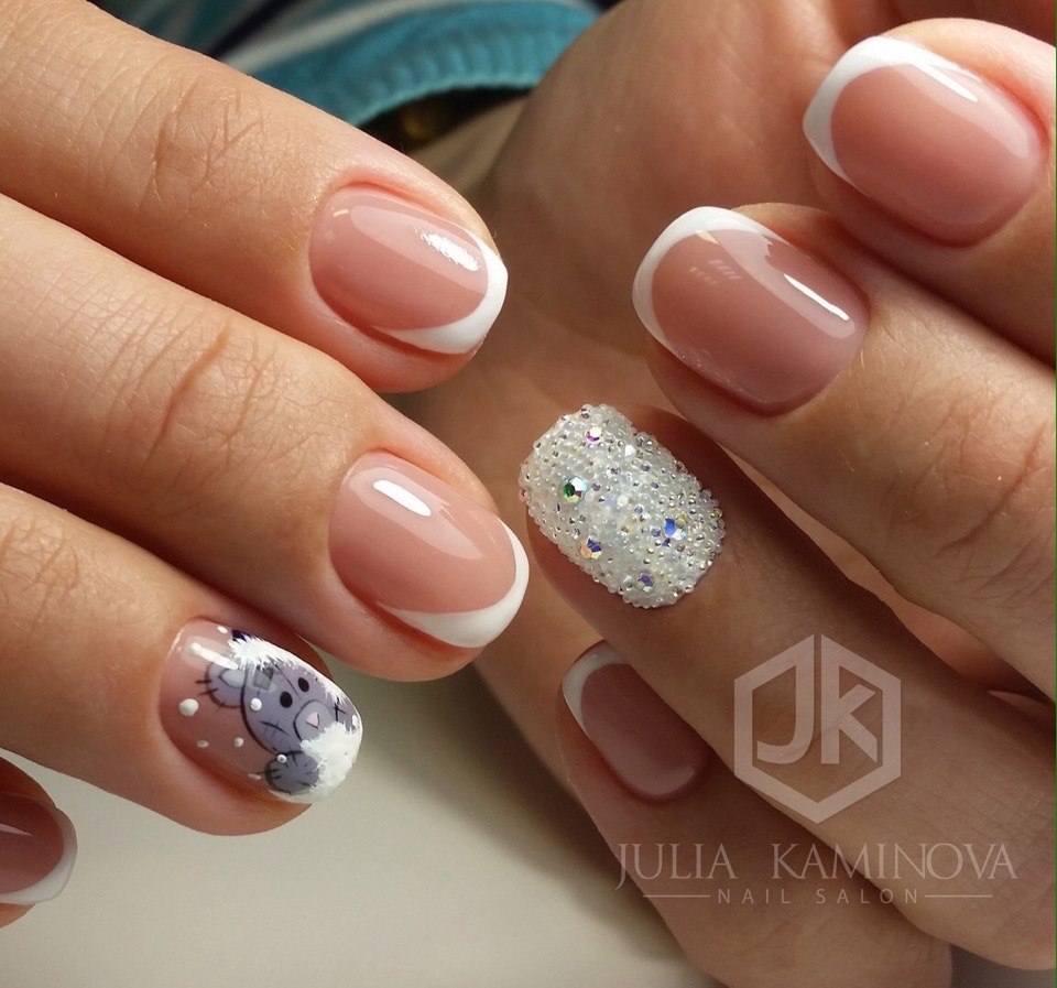 Бежевий французький манікюр зі стразами для свят