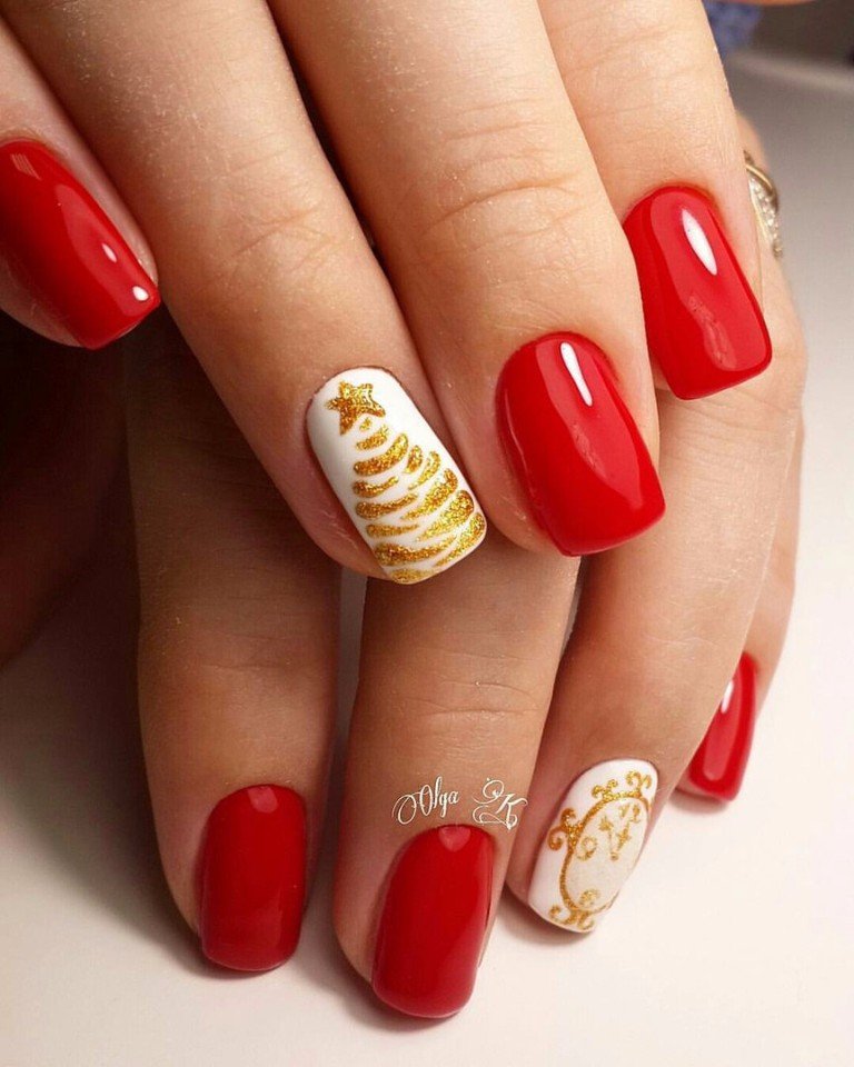 Червоний манікюр з золотим ручним розписом та блискітками