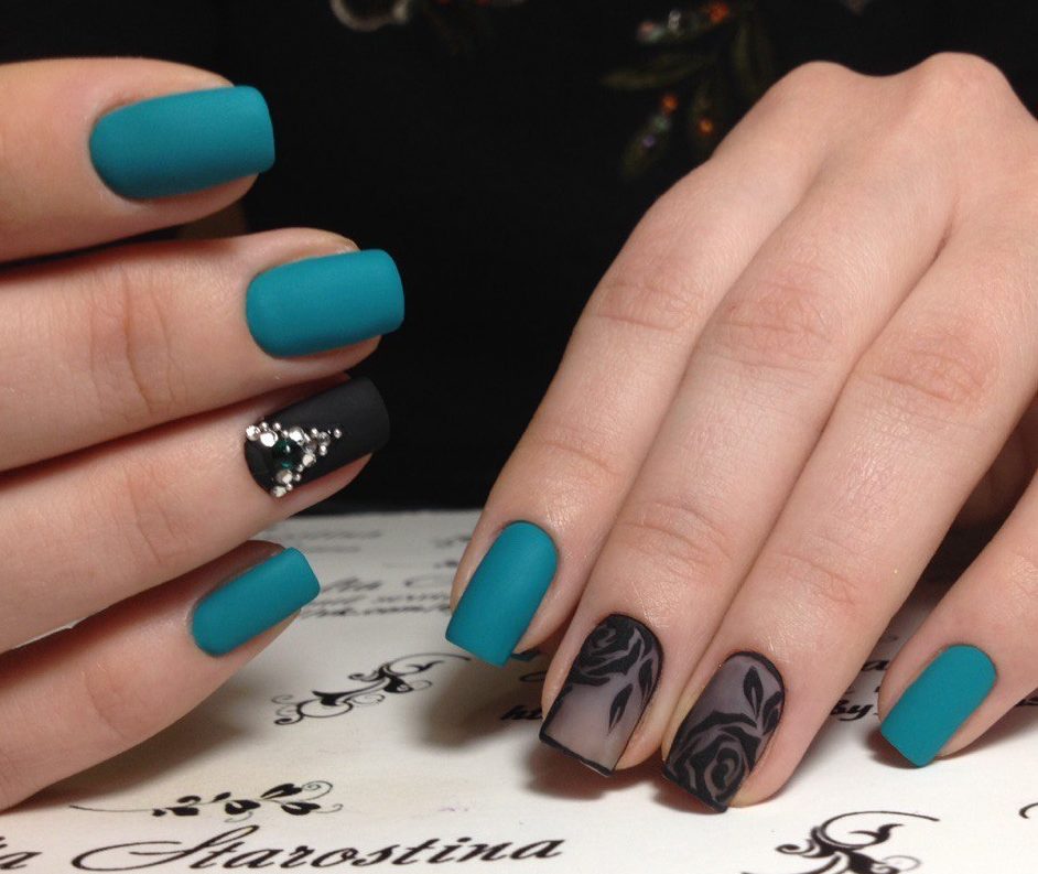 Манікюр: синьо-чорний матовий з 3D-квітами, стразами на квадратній формі