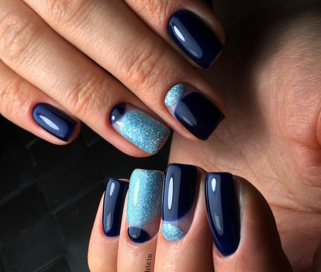 Сині квадратні нігті: геометрія, блиск та негативний простір ручного розпису