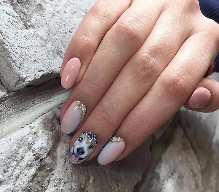 3D-манікюр з об'ємними квітами та стразами на рожевій базі