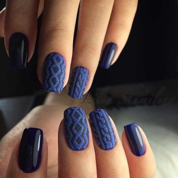 Синій матовий манікюр з 3D геометричним розписом на овальних нігтях