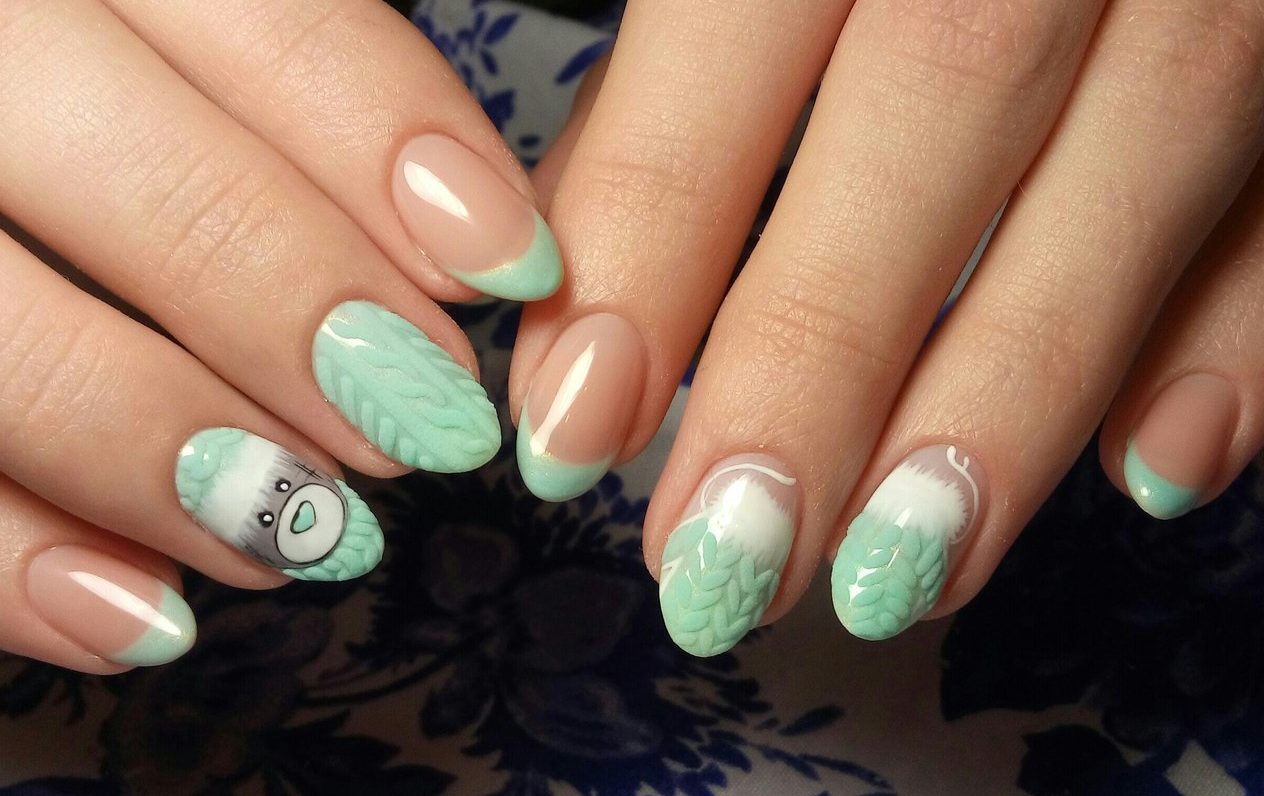 Зелений френч з об'ємним 3D дизайном на мигдалеподібних нігтях