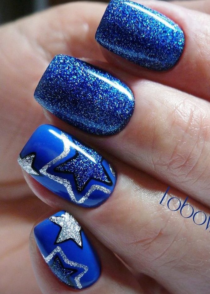 Синій та сріблястий блискучий манікюр з геометричним розписом