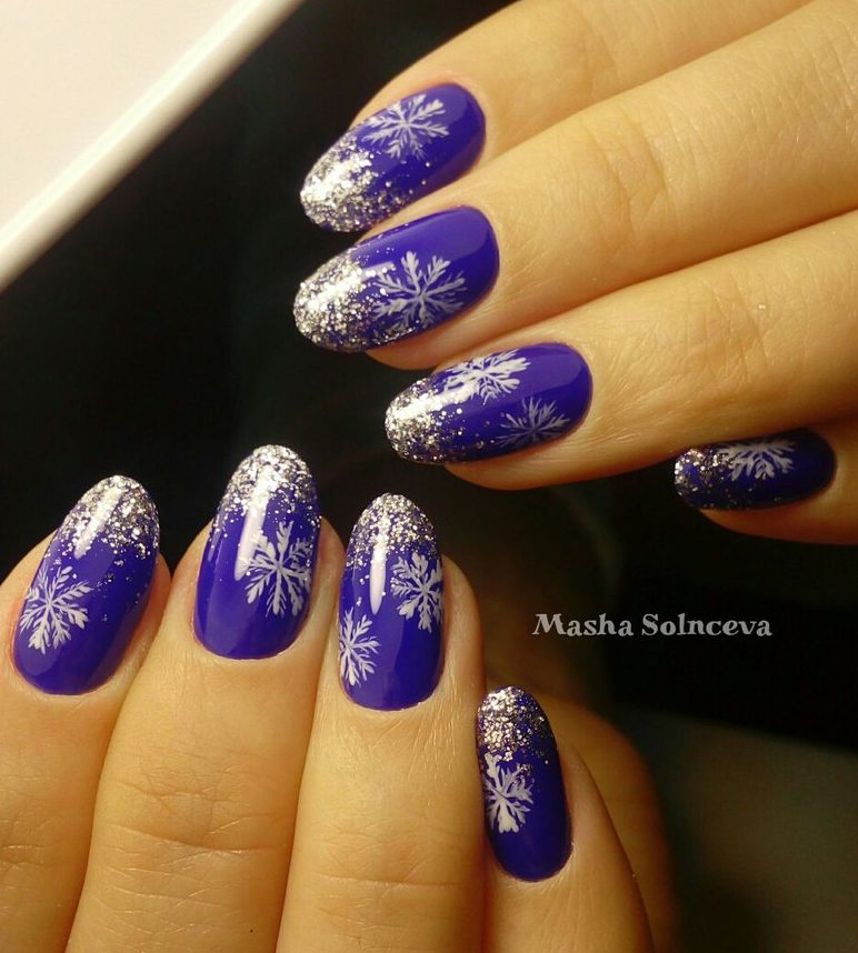 Фіолетовий манікюр з блискучими візерунками на мигдалеподібних нігтях