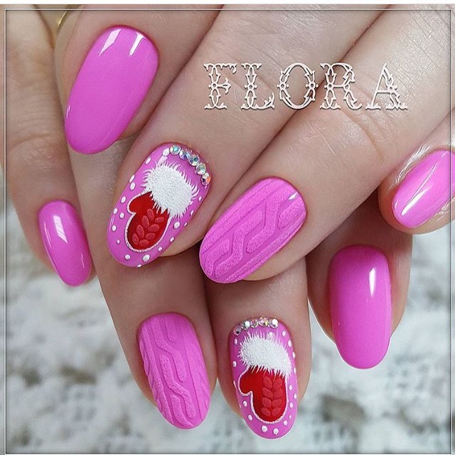 Рожевий 3D манікюр з ручним розписом та стразами на овальних нігтях