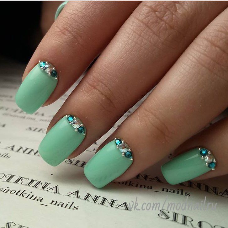 Квадратний манікюр: блискучий зелений з акцентами срібла та стразами