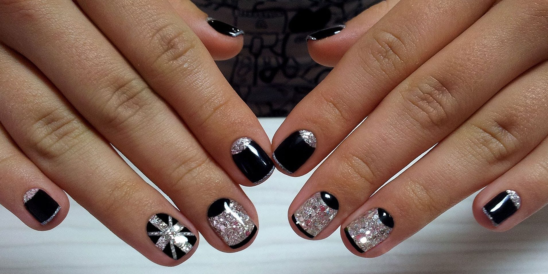 Чорний манікюр з блискучим срібним френчем та геометрією