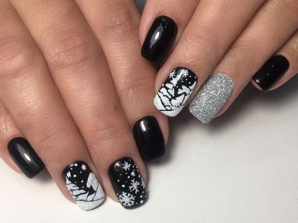 Чорний манікюр з абстрактним сріблястим розписом та блискітками