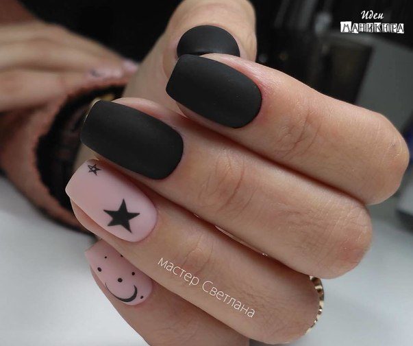 Матовий чорний манікюр з рожевим акцентом на квадратних нігтях