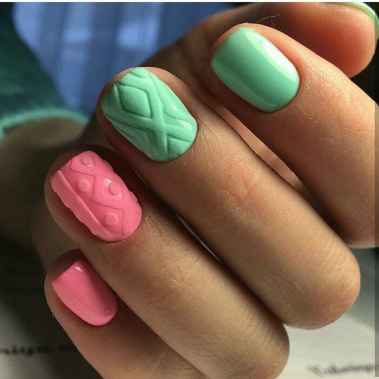 Зелений матовий манікюр з рожевими 3D геометричними лініями
