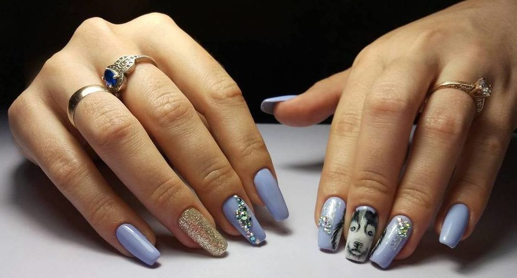 Блискучий синій манікюр з золотом, стразами та розписом на довгих нігтях