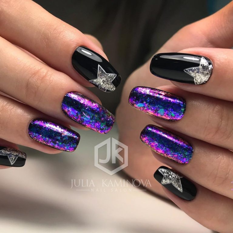 Чорно-фіолетовий хромований максималізм: сяючий дизайн овальних нігтів з фольгою