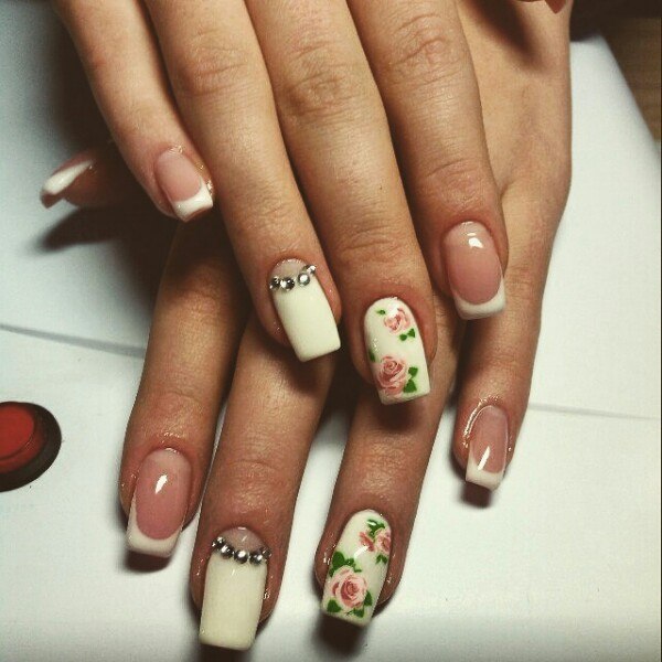 Вишуканий біло-рожевий френч: квітковий розпис та стрази на квадратних нігтях