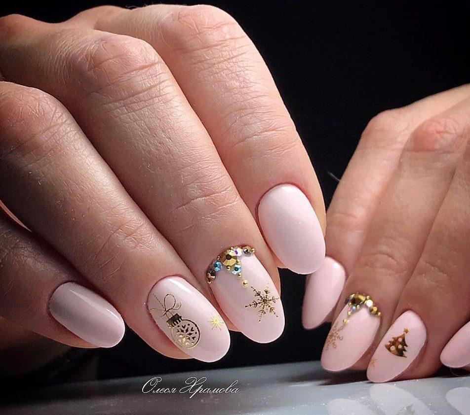Рожевий блискучий манікюр зі стразами на мигдалеподібних нігтях