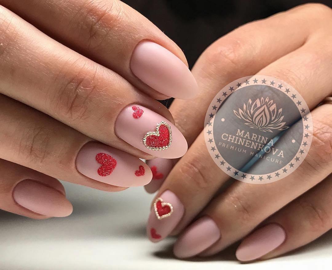 Рожевий манікюр з червоним блиском та золотими 3D елементами