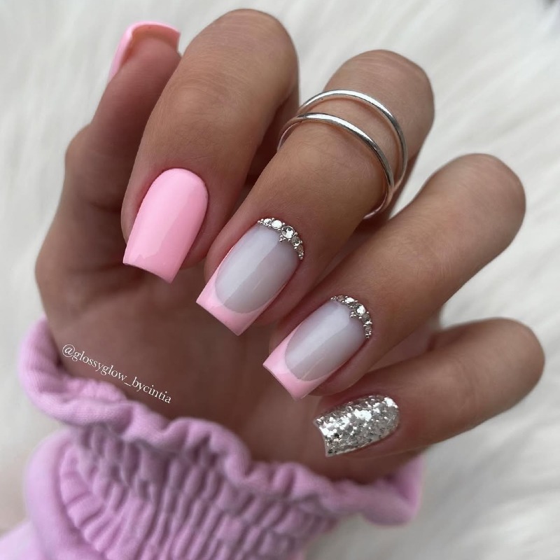 Максималістичний рожевий французький манікюр: гель-лак, блискітки, стрази