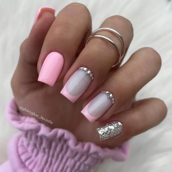 Рожевий французький манікюр зі сріблом та блискітками на квадратних нігтях