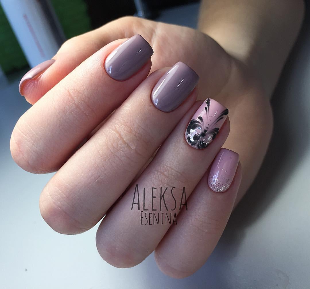 Овальні нігті: фіолетовий абстрактний манікюр з ручним розписом та сяючими стразами