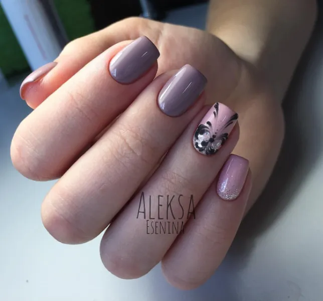 Абстрактний фіолетовий блиск з сріблястими стразами на овальних нігтях