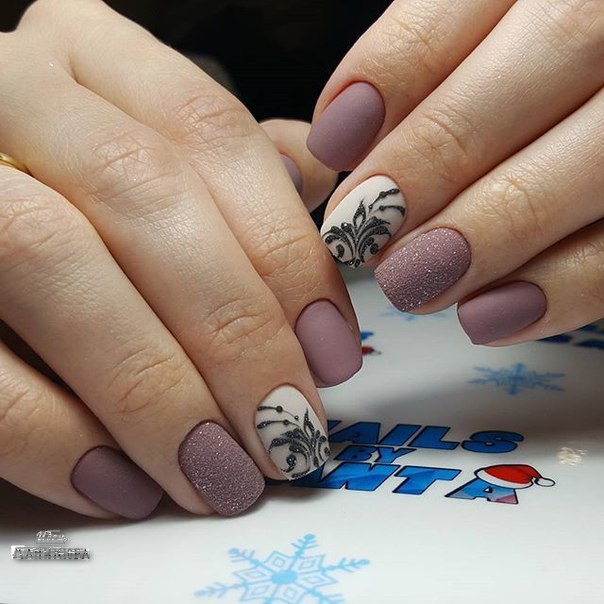 Фіолетовий матовий манікюр з блискучими абстрактними візерунками
