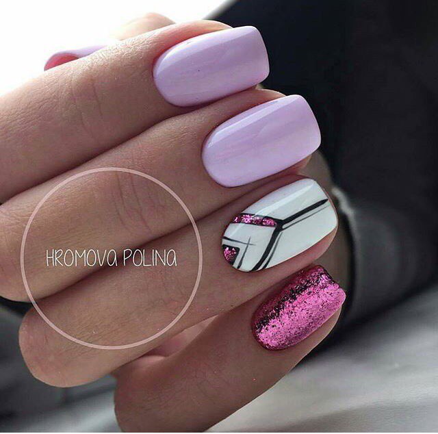 Фіолетовий геометричний манікюр з блискітками на овальних нігтях