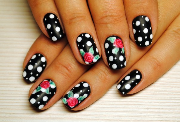 Чорний матовий манікюр з ручним розписом та квітковими мотивами