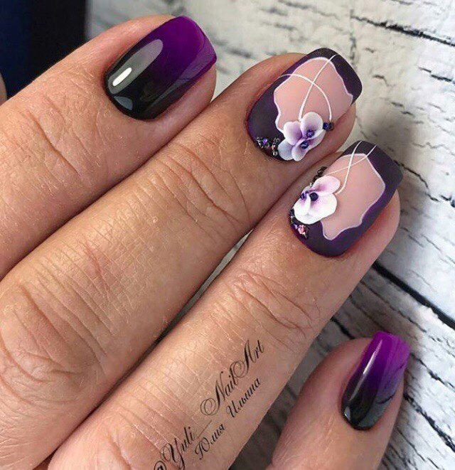 Фіолетовий манікюр з матовим ефектом, квітами та геометрією