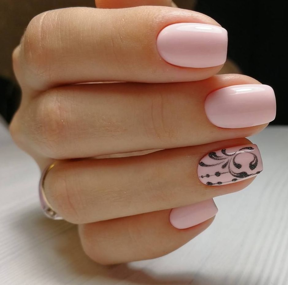 Рожевий манікюр з абстрактним чорним розписом на овальних нігтях