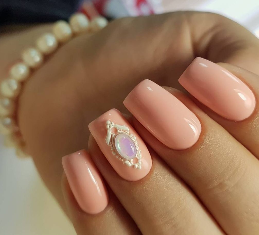 Бежевий манікюр з білим 3D розписом та стразами на довгих нігтях