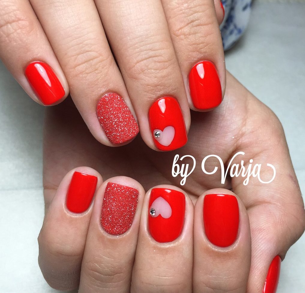 Червоний манікюр з рожевим акцентом та блискучими елементами