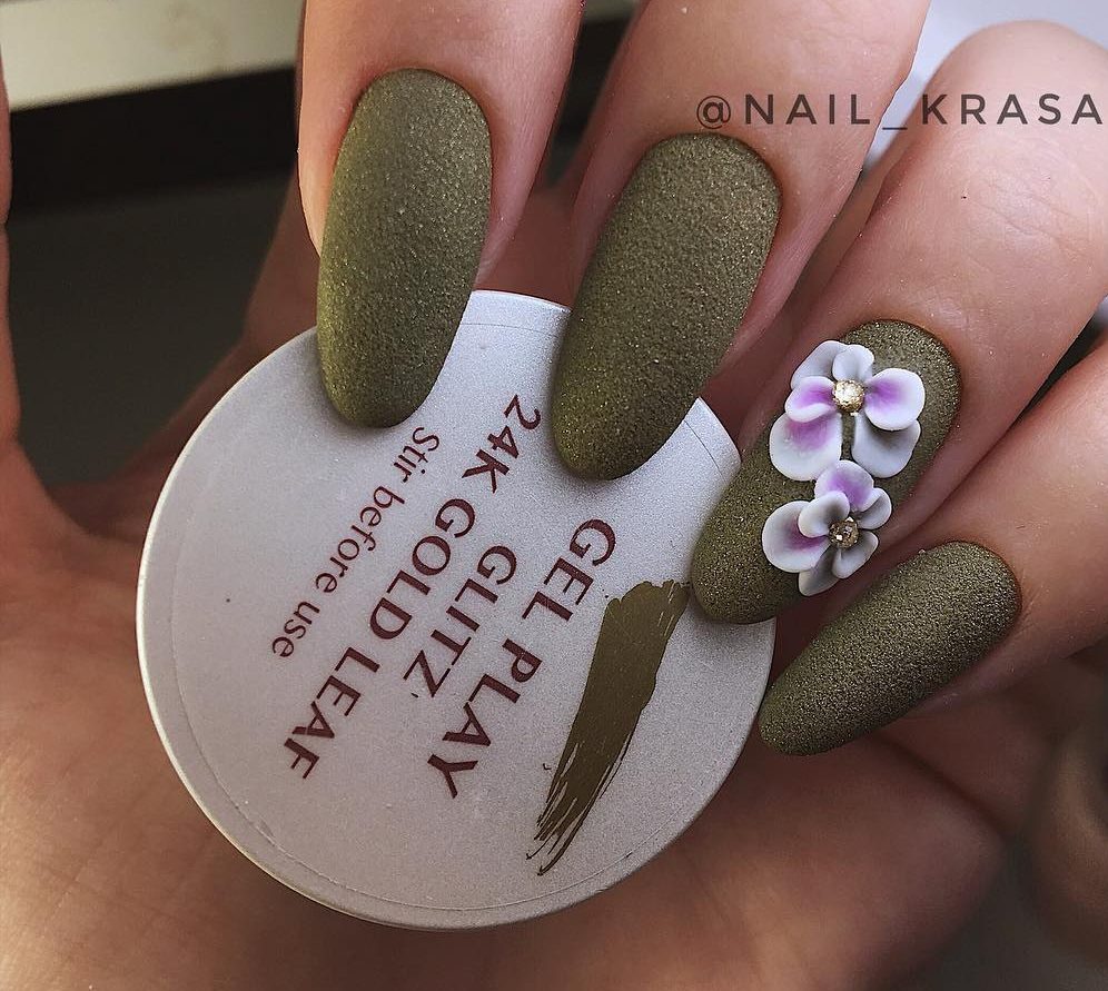 Матовий зелений манікюр з 3D квітами та золотими акцентами
