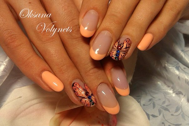 Квітковий френч на овальних нігтях з ручним розписом та стразами