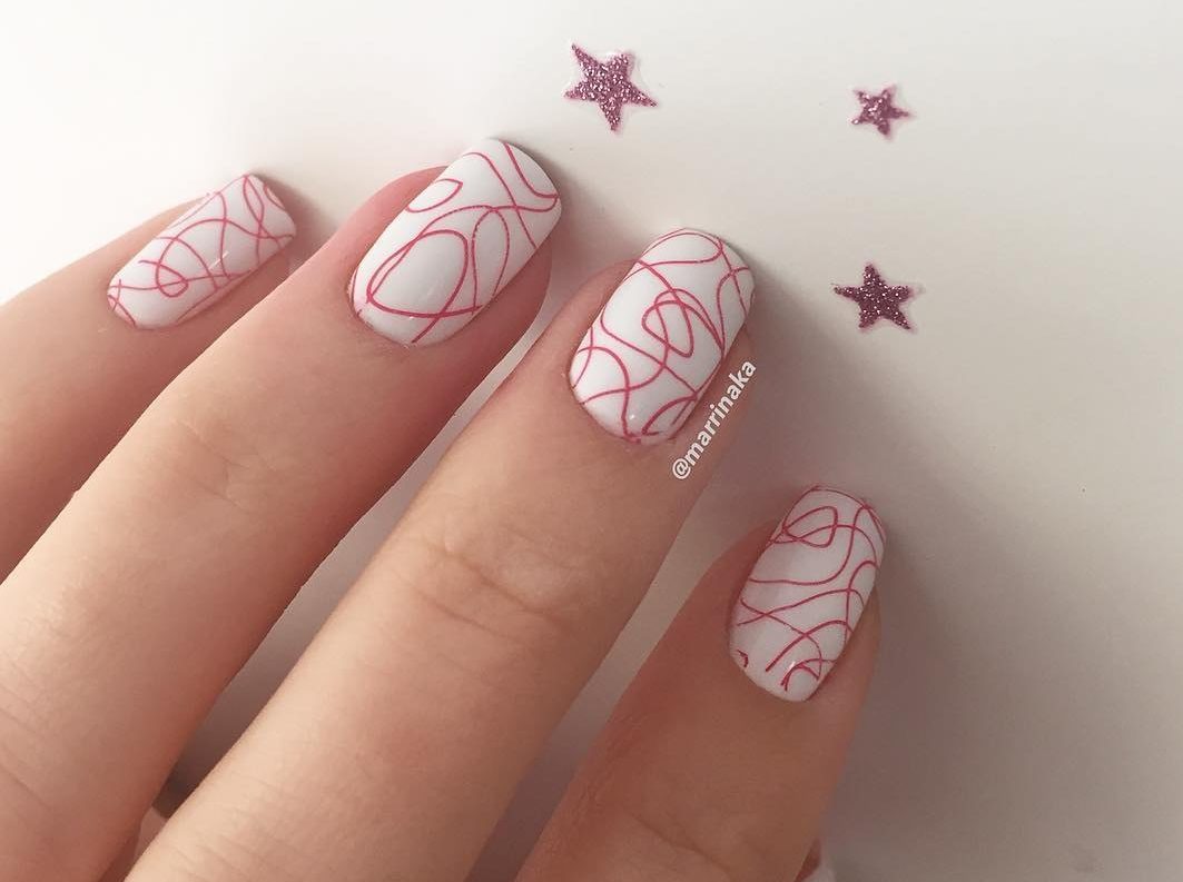 Мінімалістичний абстрактний манікюр з червоними акцентами