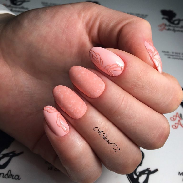 Матовий рожевий манікюр з об'ємними квітами та ручним розписом