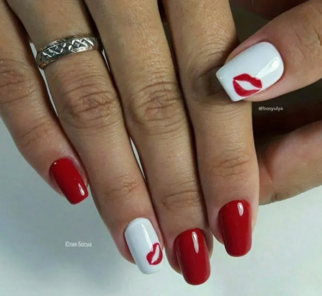 Червоно-білий блискучий манікюр на квадратних нігтях