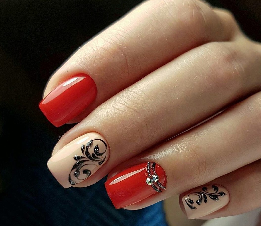 Максималізм на нігтях: червоно-бежевий блискучий абстракт з ручним розписом