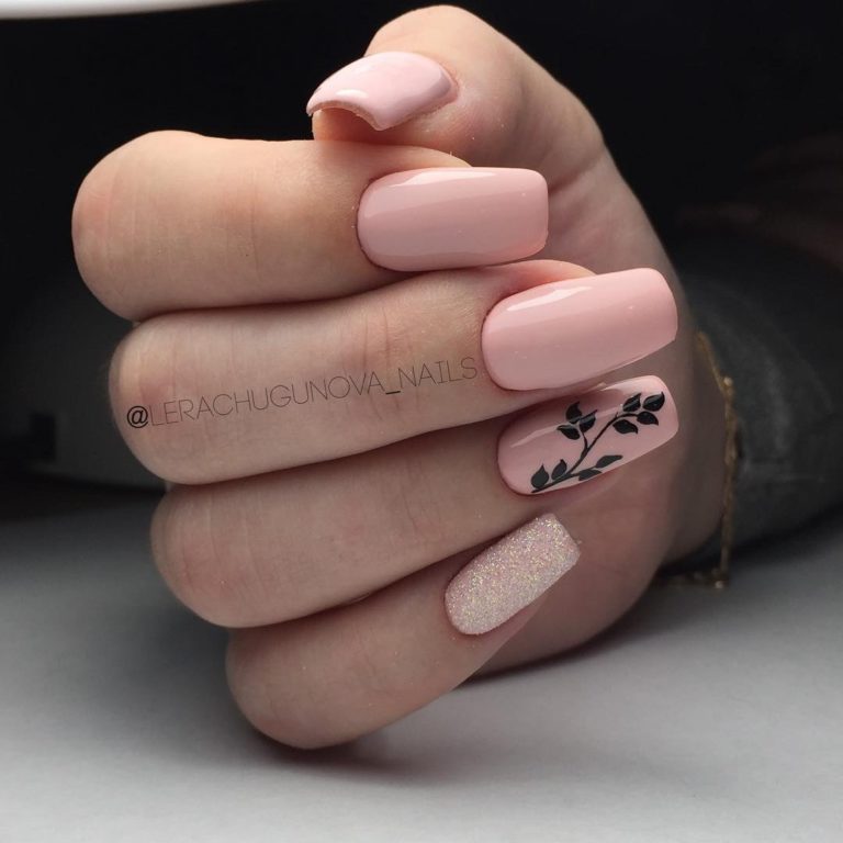 Рожевий манікюр з ручним розписом чорних квітів на квадратних нігтях