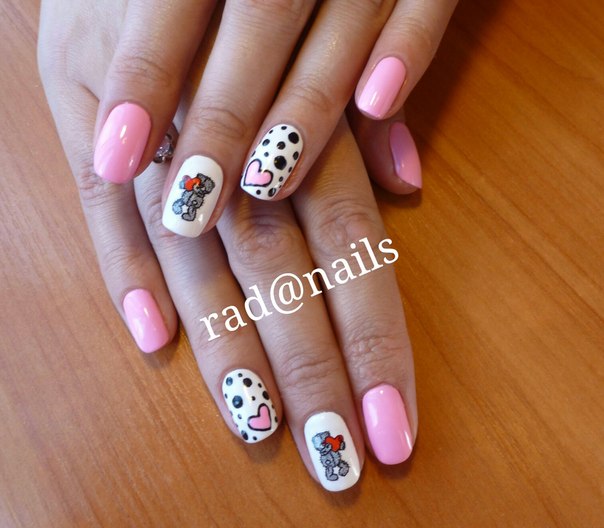 Рожевий манікюр з ручним розписом та геометричними лініями