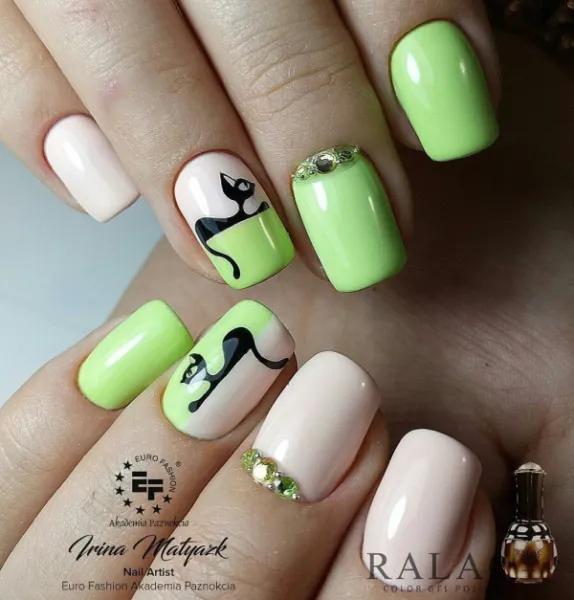 Зелено-бежевий абстрактний манікюр: овальна форма з блиском